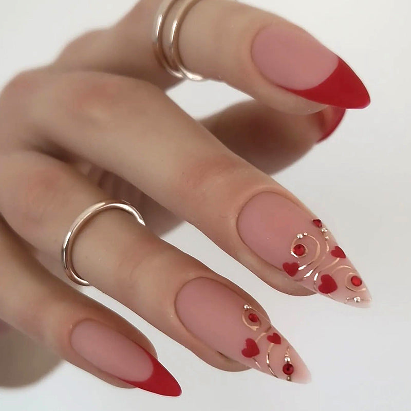 Kunstvolle Herz-Nagelspitzen Karnz