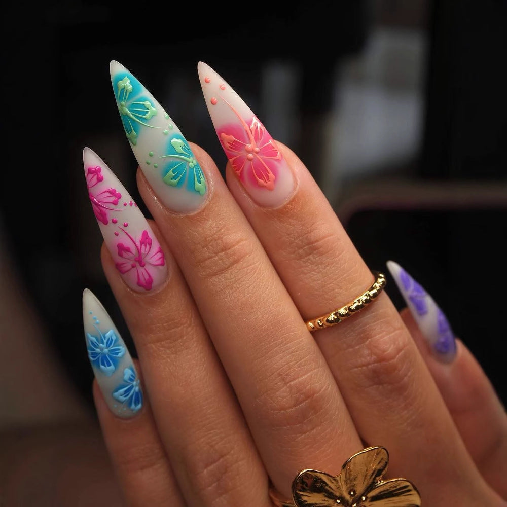 Kunstnagelset mit lebhaften 3D-Blütenmotiven Karnz