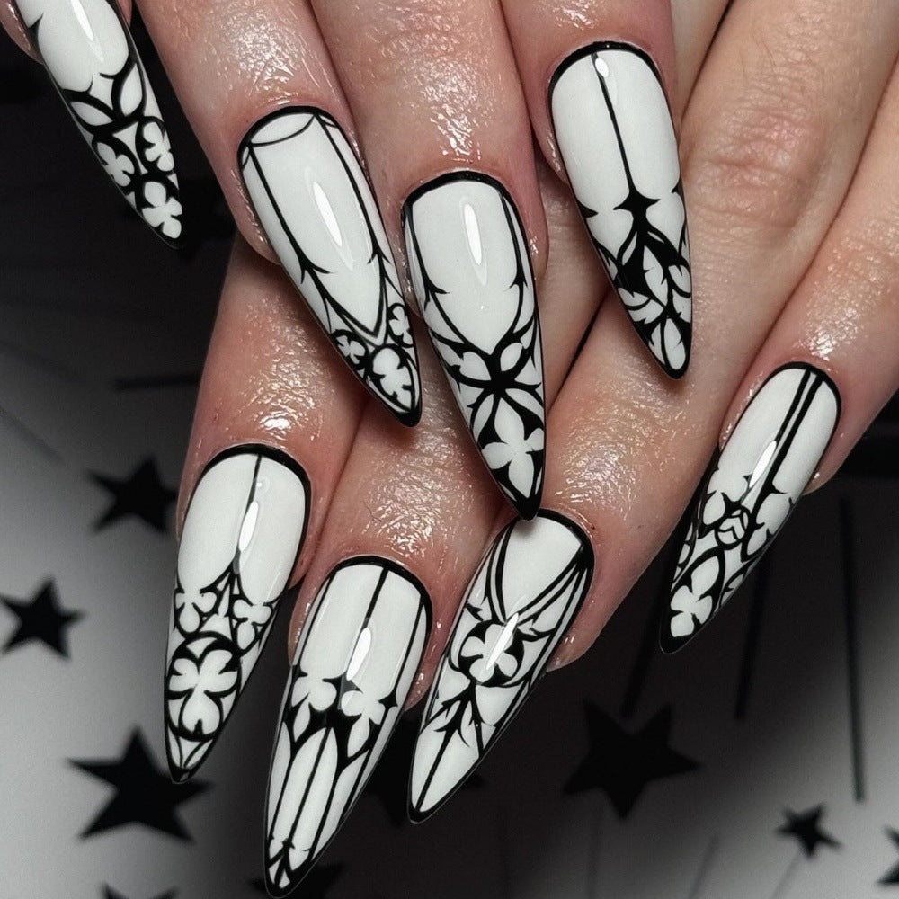 Kreative Kunstnägel mit floralem Design Karnz
