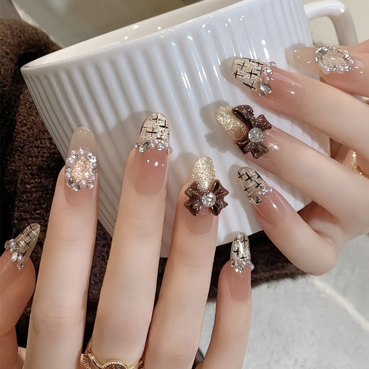 Elegantes Press-On-Nageldesign mit Strassakzenten Karnz