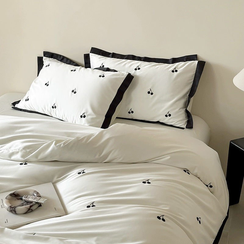 Luxuriöses Satin-Bettwäsche-Set mit Kirschstickerei und kontrastierter Einfassung