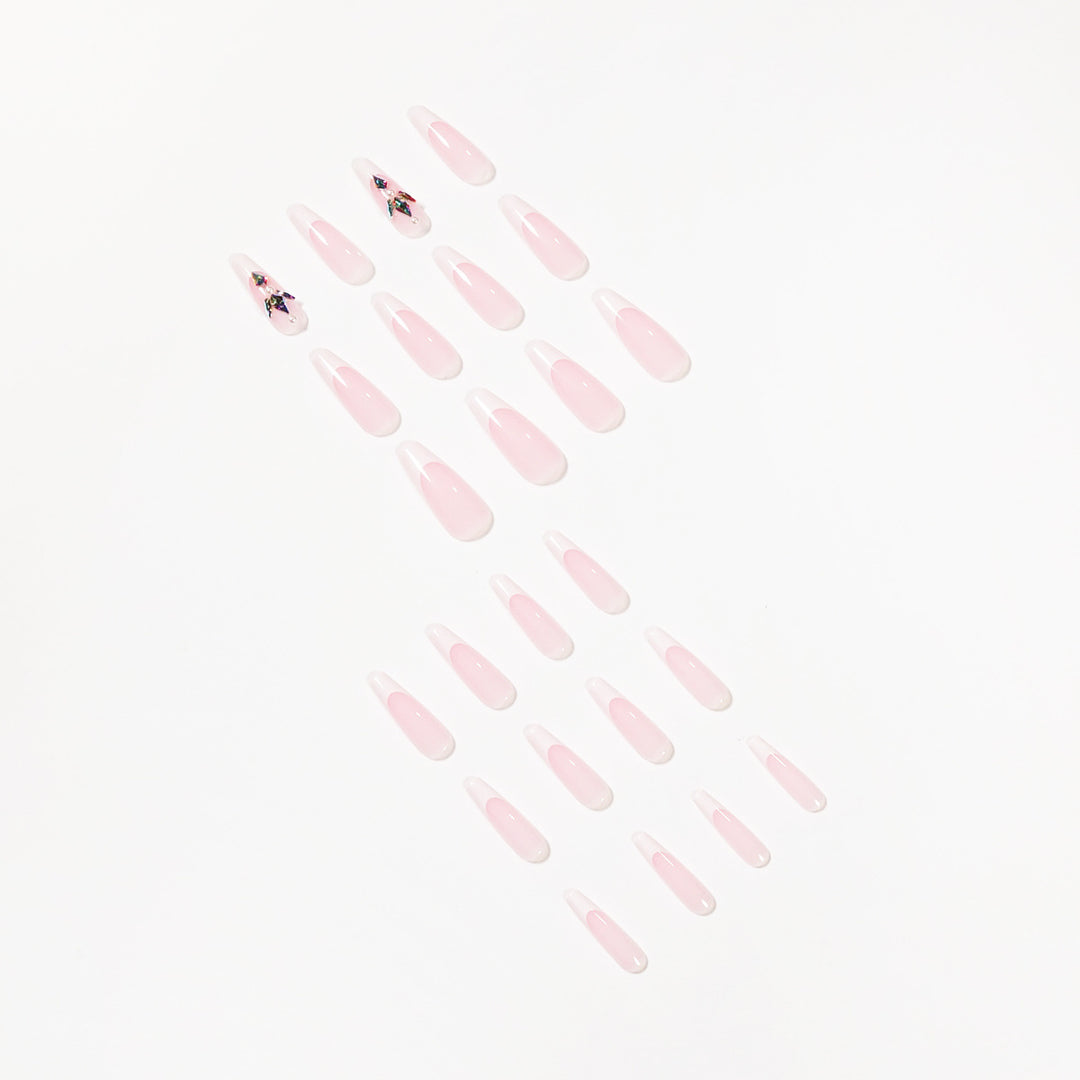 Premium Nagelverlängerungen mit eleganten Designs und Glitzerakzenten Karnz