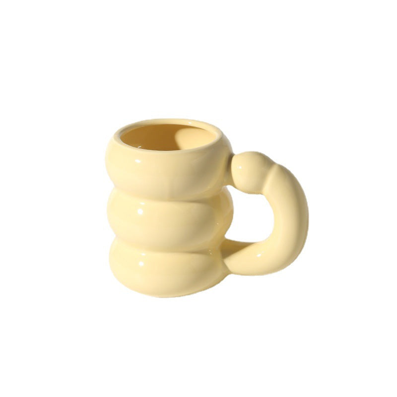 Skulpturaler Keramikbecher mit irisierender Glasur und gewölbtem Ringhenkel