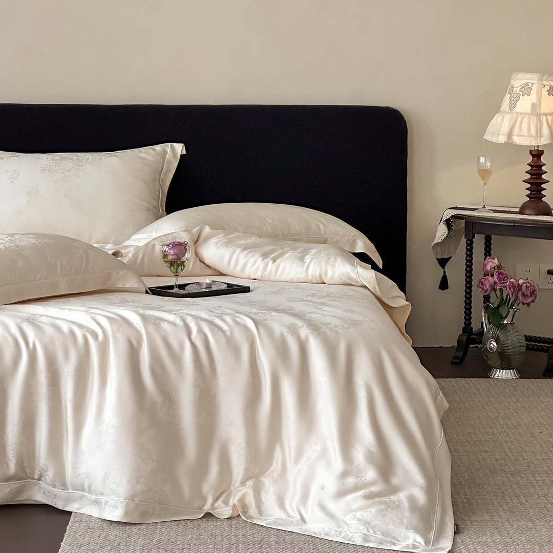 Edles Satin-Bettwäsche-Set mit eingewebtem Blumenrelief und Umschlagkante