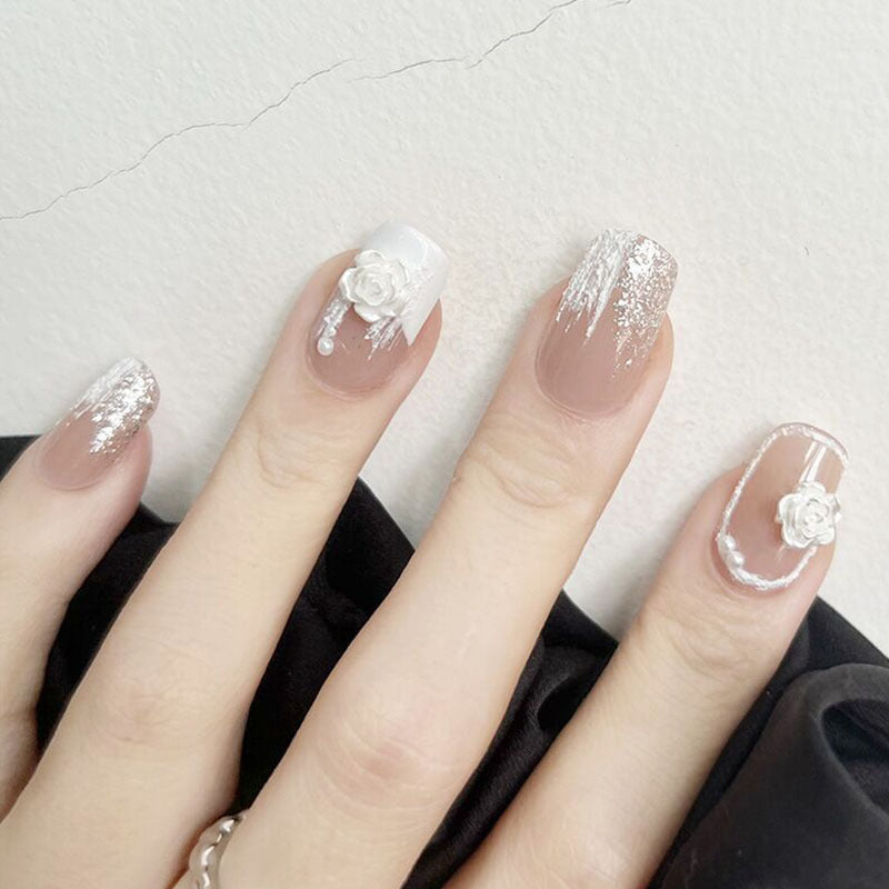 Kunstnagelset mit funkelnden Glitzer- und holografischen Akzenten Karnz