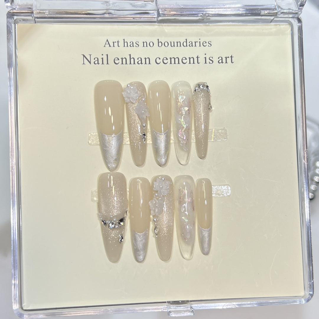 Künstlerisches Press-On-Nagelset mit eleganten dekorativen Akzenten