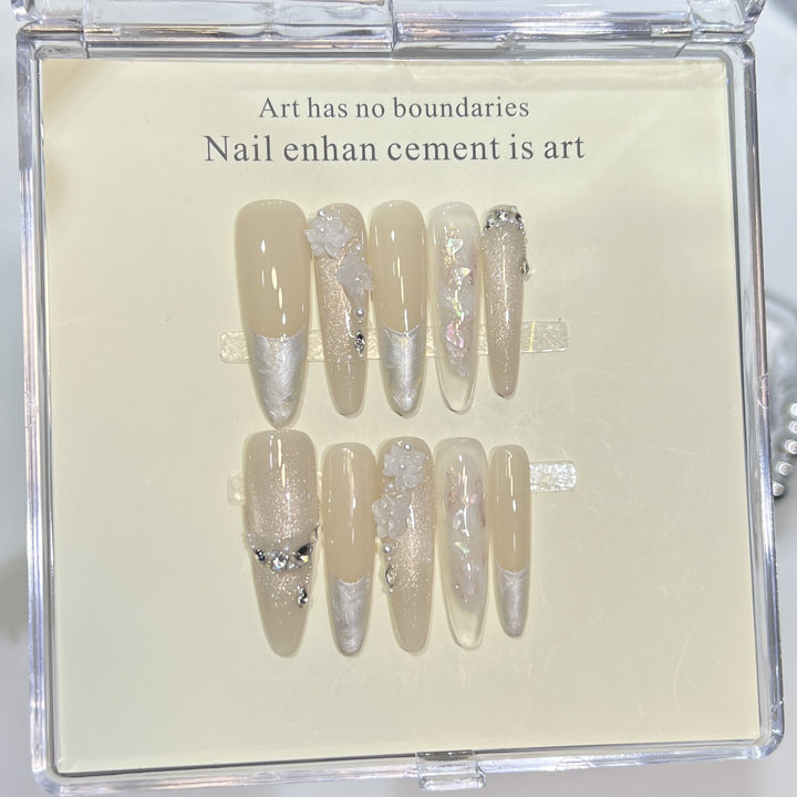 Künstlerisches Press-On-Nagelset mit eleganten dekorativen Akzenten