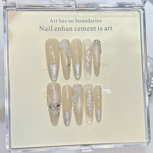 Künstlerisches Press-On-Nagelset mit eleganten dekorativen Akzenten