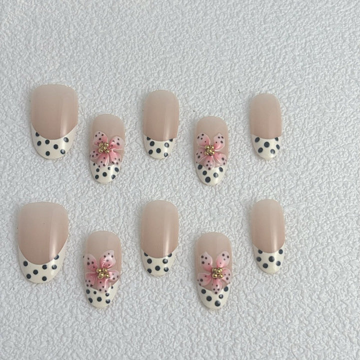 Kunstnail Set mit floralen Akzenten Karnz