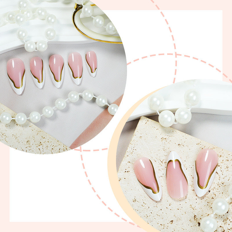 Kunstnagelset mit elegantem französischen Design und goldenen Akzenten Karnz