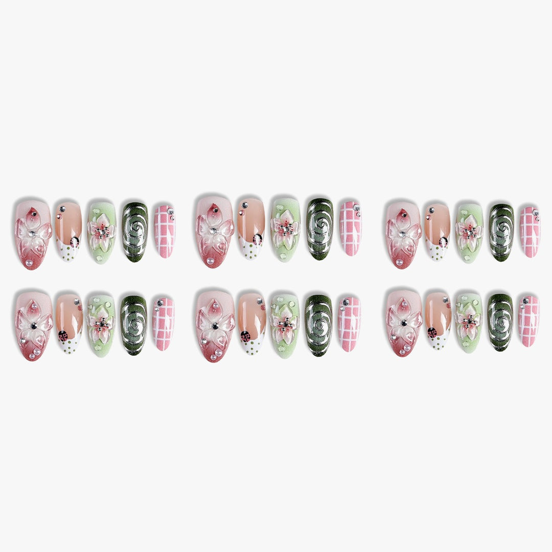 Kunstnagelset mit floralen Mustern und einzigartigen 3D-Details Karnz