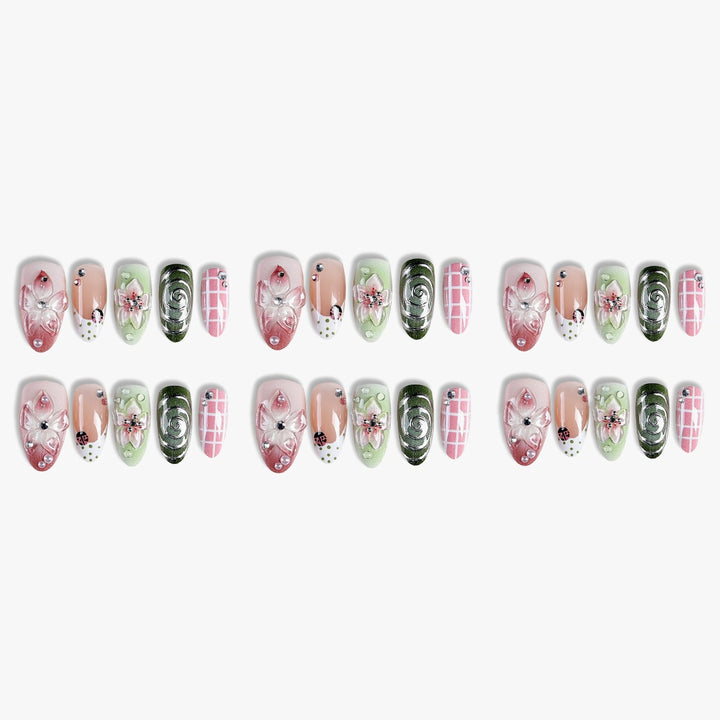 Kunstnagelset mit floralen Mustern und einzigartigen 3D-Details Karnz