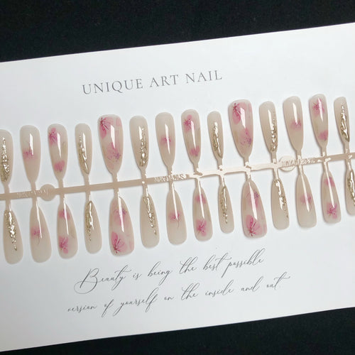 Handgemachtes Blumen Press-On Nageldesign