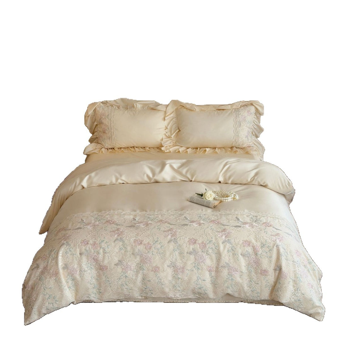 Elegante Bettgarnitur aus Baumwollsatin mit floraler Jacquard‑Stickerei und Rüschenkissen