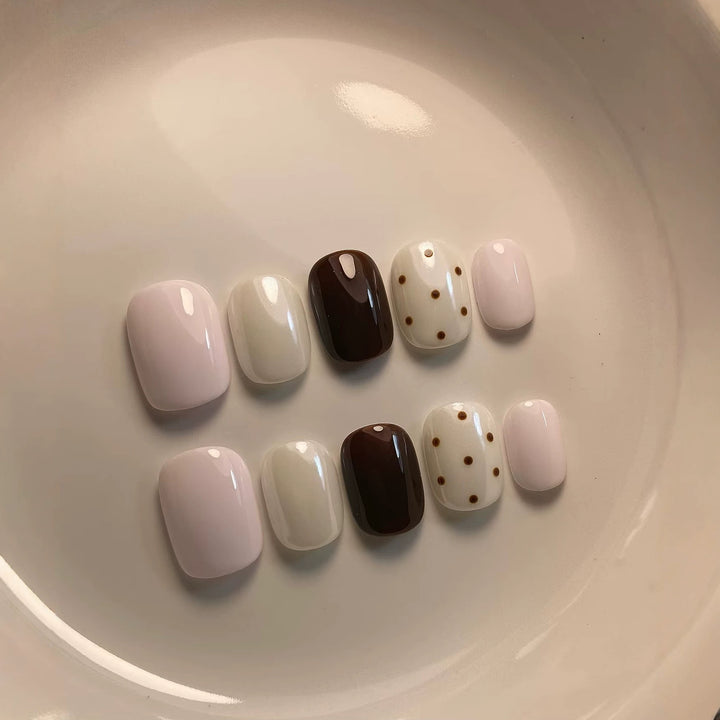 Künstlerisches Press-On-Nagelset mit abstrakten und Punktmuster-Designs