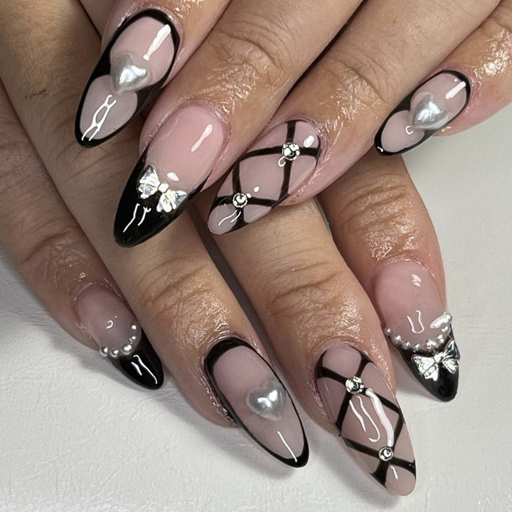 Kunstnagelset mit kreativen, glitzernden Akzenten Karnz