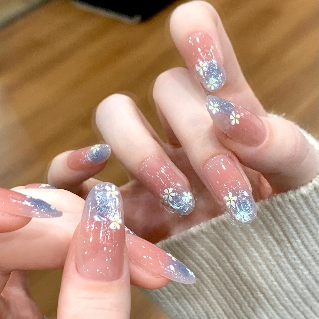 Glamouröse Kunstnägel mit Floralem Design Karnz