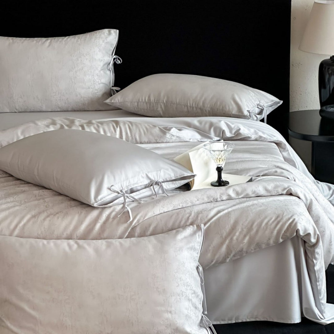 Luxuriöses Satin-Bettwäsche-Set mit filigranem Blumenmuster und Bindebändern