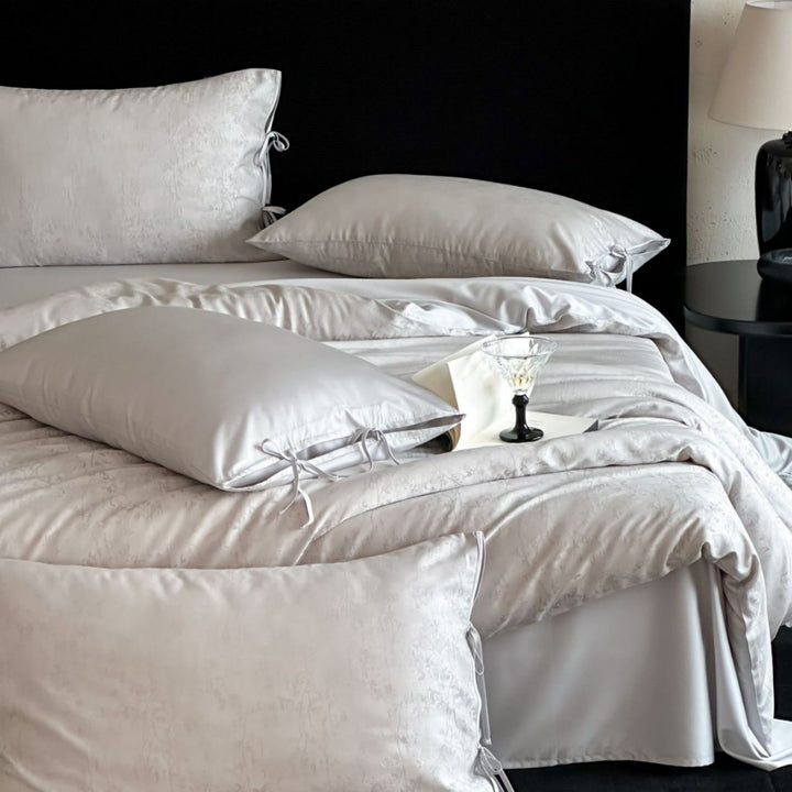 Luxuriöses Satin-Bettwäsche-Set mit filigranem Blumenmuster und Bindebändern