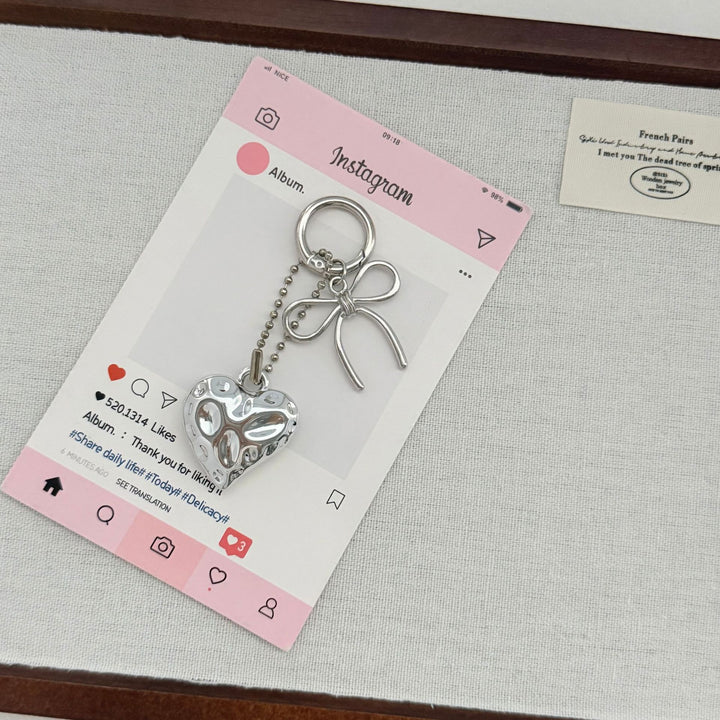 Herzförmiger Charm-Schlüsselanhänger mit Schleife Karnz