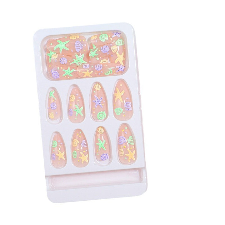 Künstlerisches Press-On-Nail-Design mit vom Ozean inspirierten Akzenten Karnz