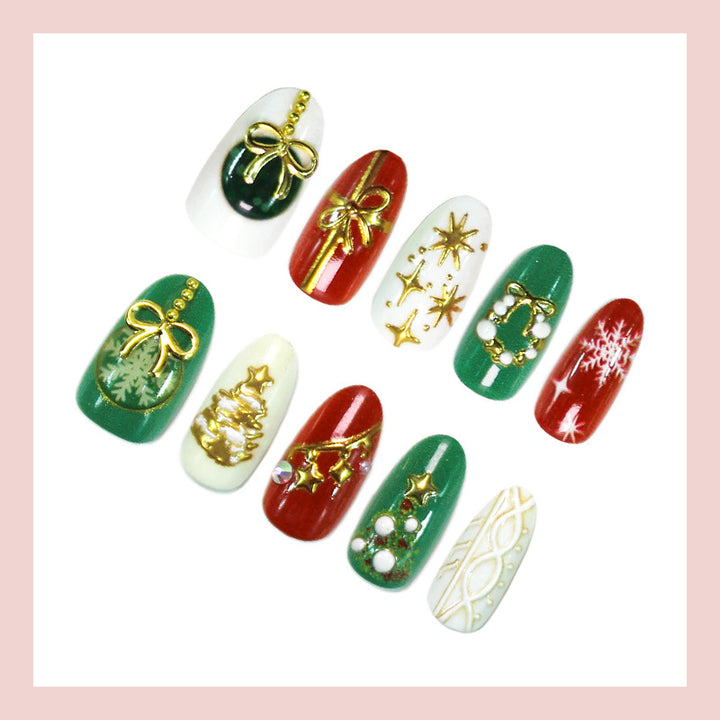 Kunstnagelset mit festlichen Weihnachtsmotiven und glamourösen Goldverzierungen Karnz