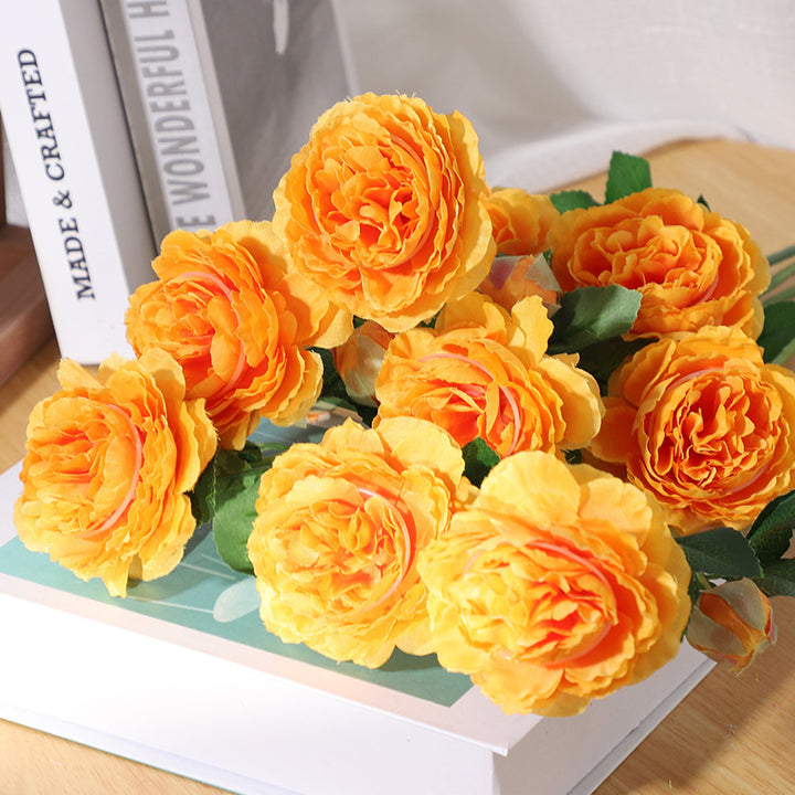Lebensechtes dekoratives Blumenarrangement