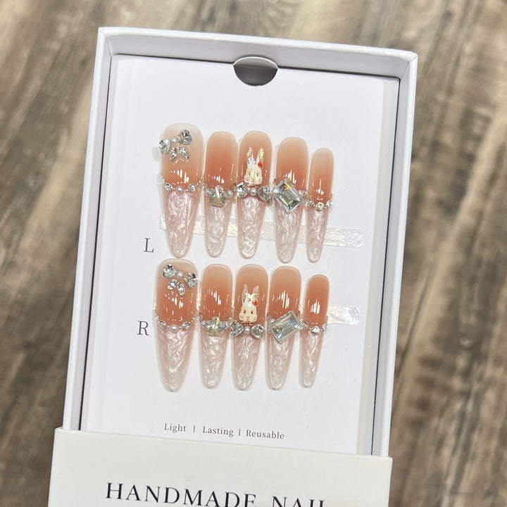 Glamouröse Stiletto Press-On Nagelkunstset mit eleganten dekorativen Elementen Karnz
