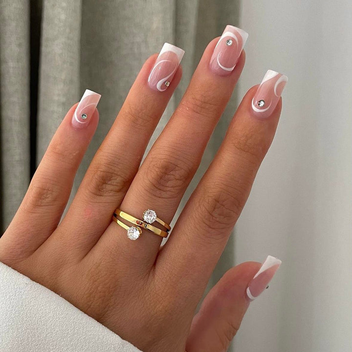Kunstnagelset mit eleganten French Spitzen und glamourösen Strassverzierungen Karnz