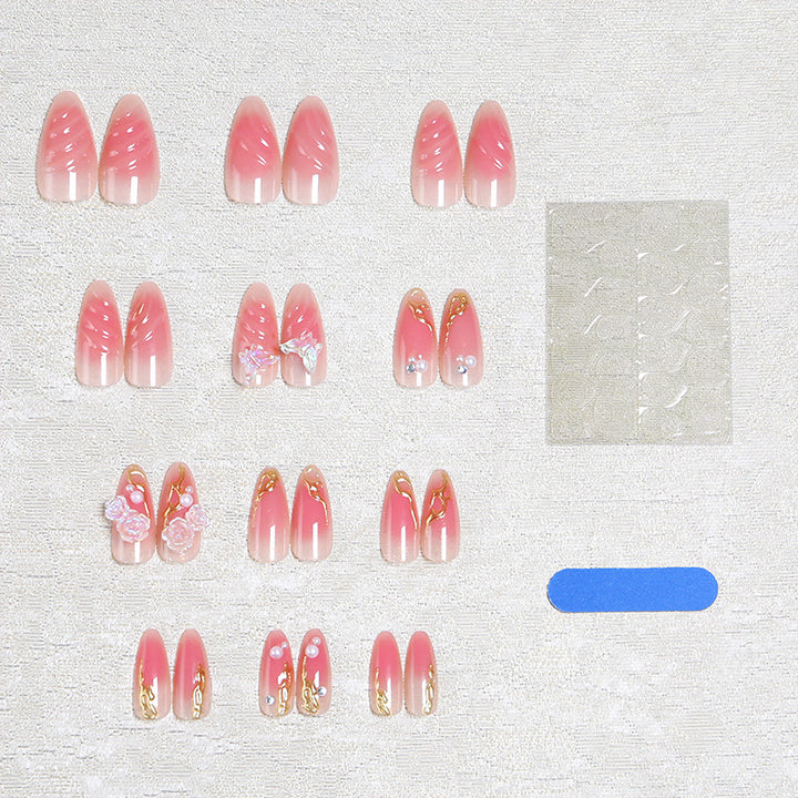 Kunstvolle Nagelspitzen mit romantischem Blütendesign Karnz