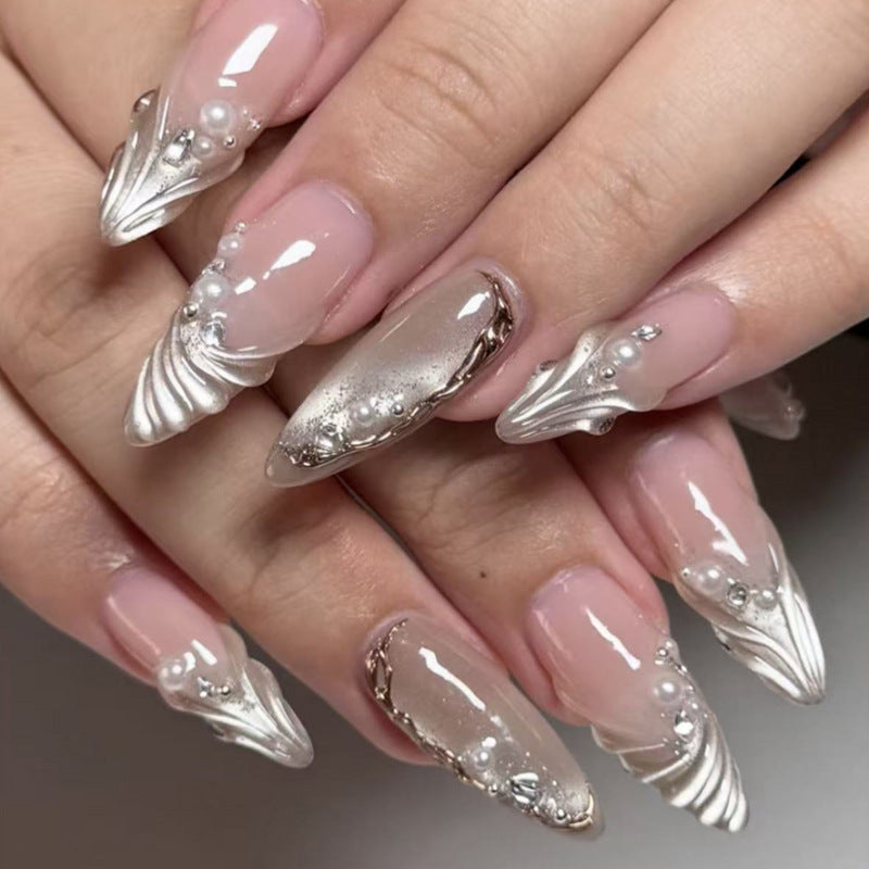 Elegante Nagelkunst im maritime Design mit Glitzer und 3D-Akzenten Karnz
