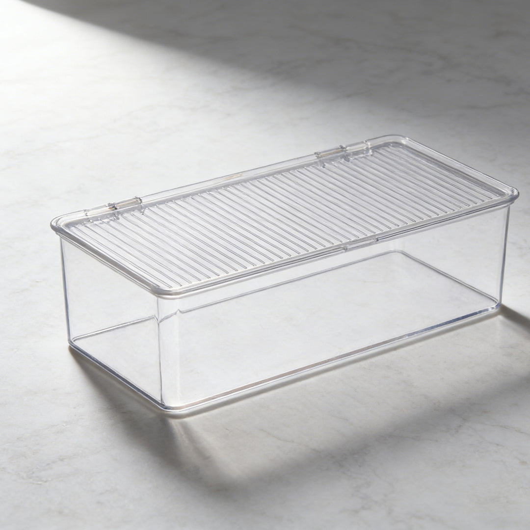 Transparente Aufbewahrungsbox mit Klappverschluss und geriffelter Deckelfläche