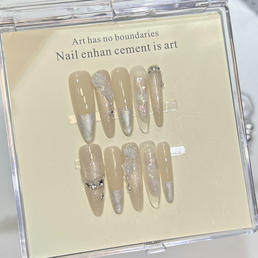 Künstlerisches Press-On-Nagelset mit eleganten dekorativen Akzenten
