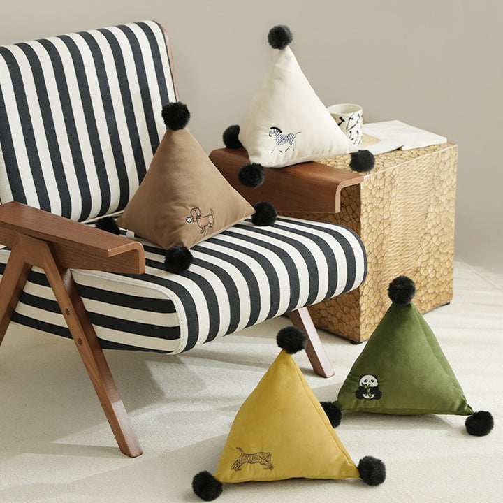 Dreieckiges Dekokissen mit Zebrastickerei, Pompon‑Applikationen und weichem Samtbezug Karnz