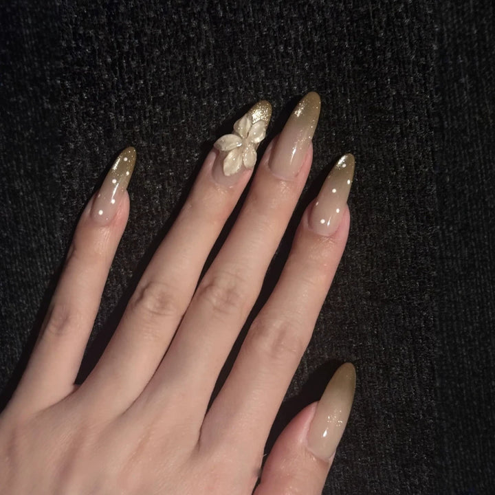 Elegante Blumennagelkunstverlängerungen