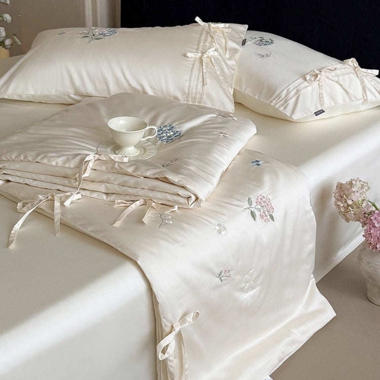 Besticktes Satin-Bettüberwurf-Set mit Bindebändern und seidig-glänzender Oberfläche