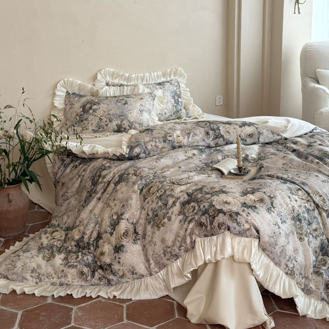 Romantisches Satin-Bettwäscheset mit floraler Jacquardoptik und gerafftem Volant