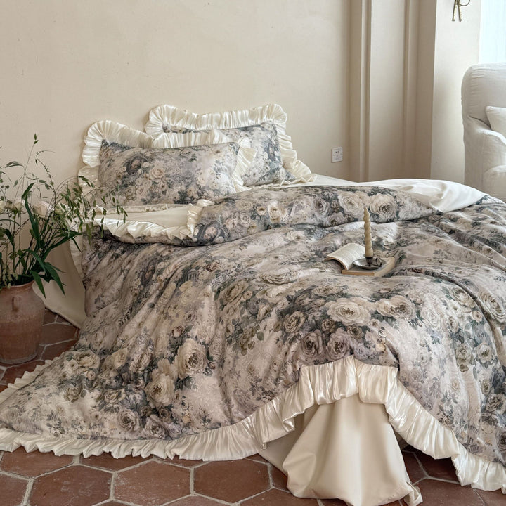 Romantisches Satin-Bettwäscheset mit floraler Jacquardoptik und gerafftem Volant