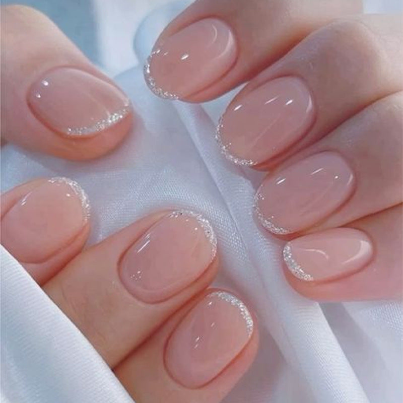 Kunstnagelset mit elegantem French-Tipp und Glitzer-Akzenten Karnz
