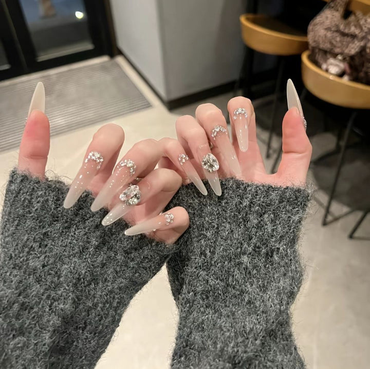 Elegante Stiletto Press-On Nagelverlängerungen mit Kristallakzenten