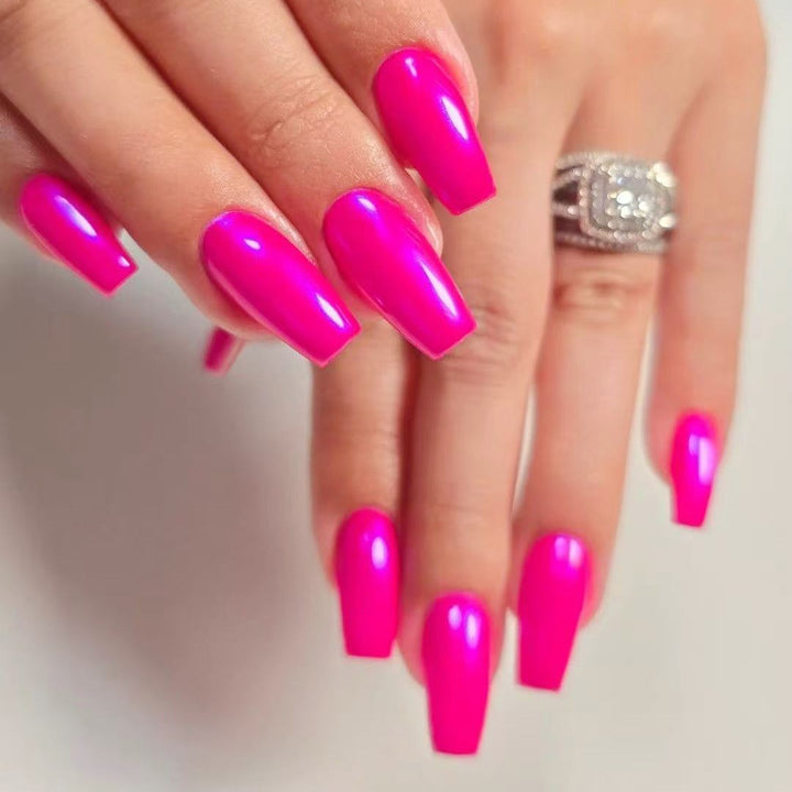 Kunstnagelset mit hochglänzendem finish und stilvollen länglichen Spitzen Karnz