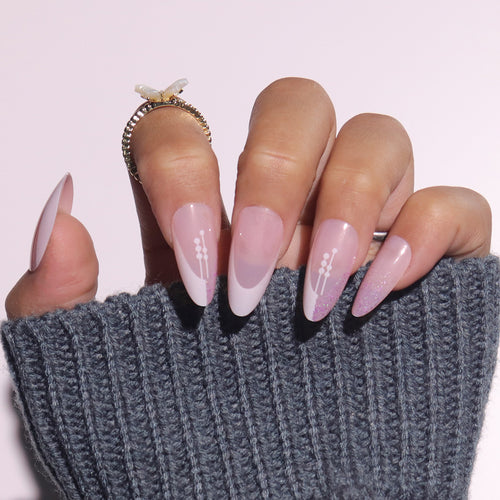 Elegante Stiletto Press-On Nägel mit künstlerischer French Tip Karnz