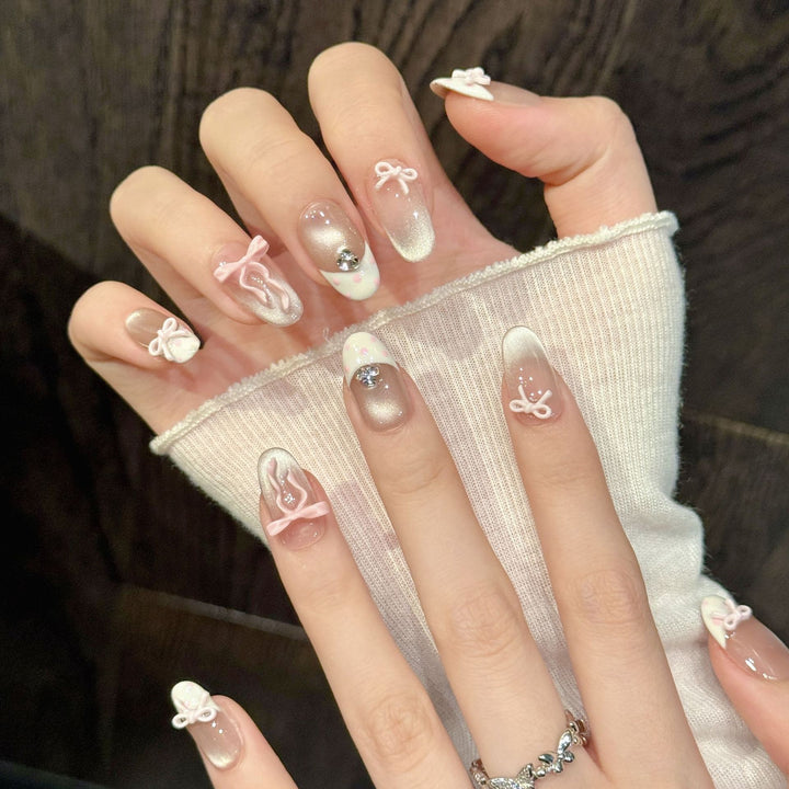 Elegantes Nagelkunst Press-On Set mit 3D Schleifenakzenten