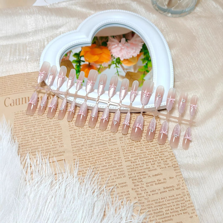 Kunstnägel mit elegantem Glitzer- und Schleifen-Design Karnz