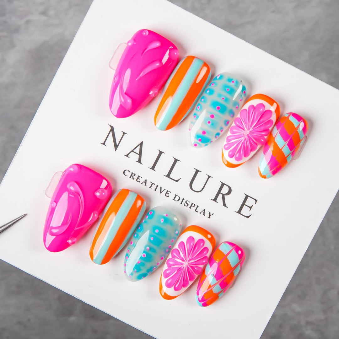 Künstlerische Press-On-Nagelset mit lebhaften Designs
