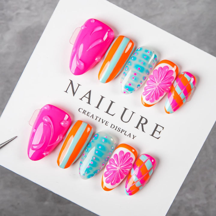 Künstlerische Press-On-Nagelset mit lebhaften Designs