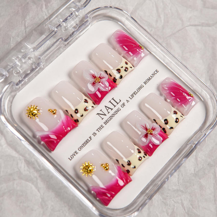 Floral Press-On Nagelkunst Set mit dekorativen Akzenten
