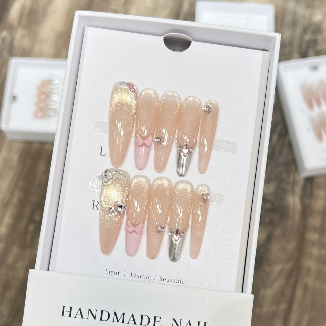 Handgefertigtes Press-On Nagelset mit dekorativen Akzenten Karnz