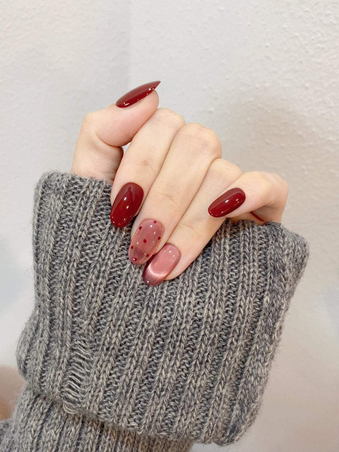 Künstliche Nagelspitzen mit Kreativen Punkten und Hochglanz Karnz