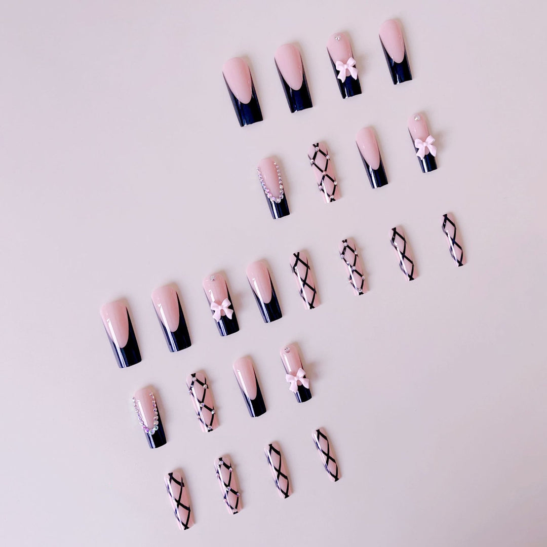 Kunstnagelset mit glamourösen Strass- und Schleifenakzenten Karnz
